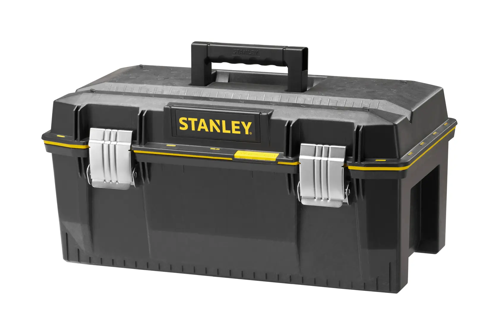 Boîte à outils Stanley noire avec fermetures métalliques, accents jaunes et poignée dessus, fermée sur fond blanc.