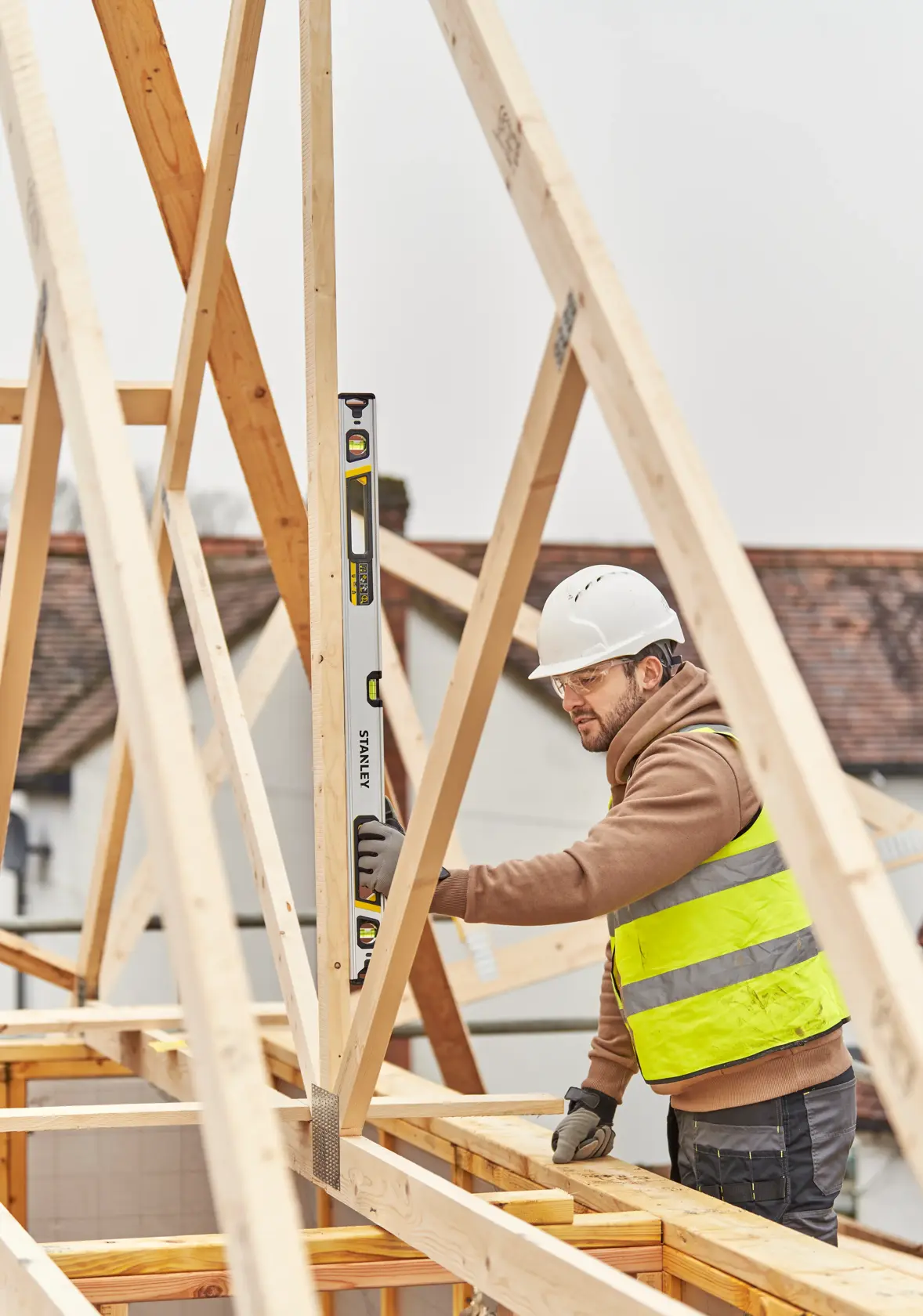 STANLEY FMHT43675-1 Wasserwaage wird vertikal von Bauarbeiter an einem Holzrahmen genutzt.