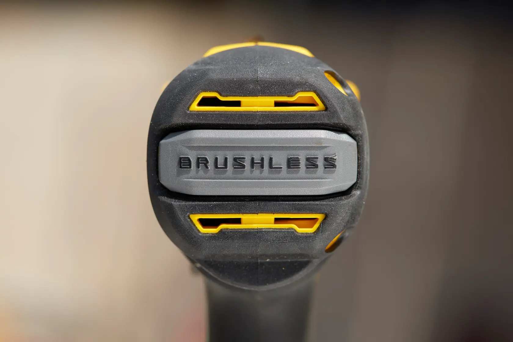 STANLEY SFMCD710D2K, SFMCD710D2K-QW poignée perceuse brushless vue rapprochée, noir et jaune, photographie avant.