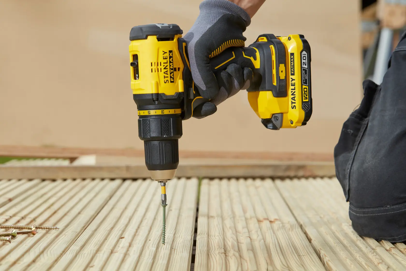 Perceuse STANLEY SFMCD710D2K, SFMCD710D2K-QW sans fil sur bois, angle rapproché, outil jaune et noir.
