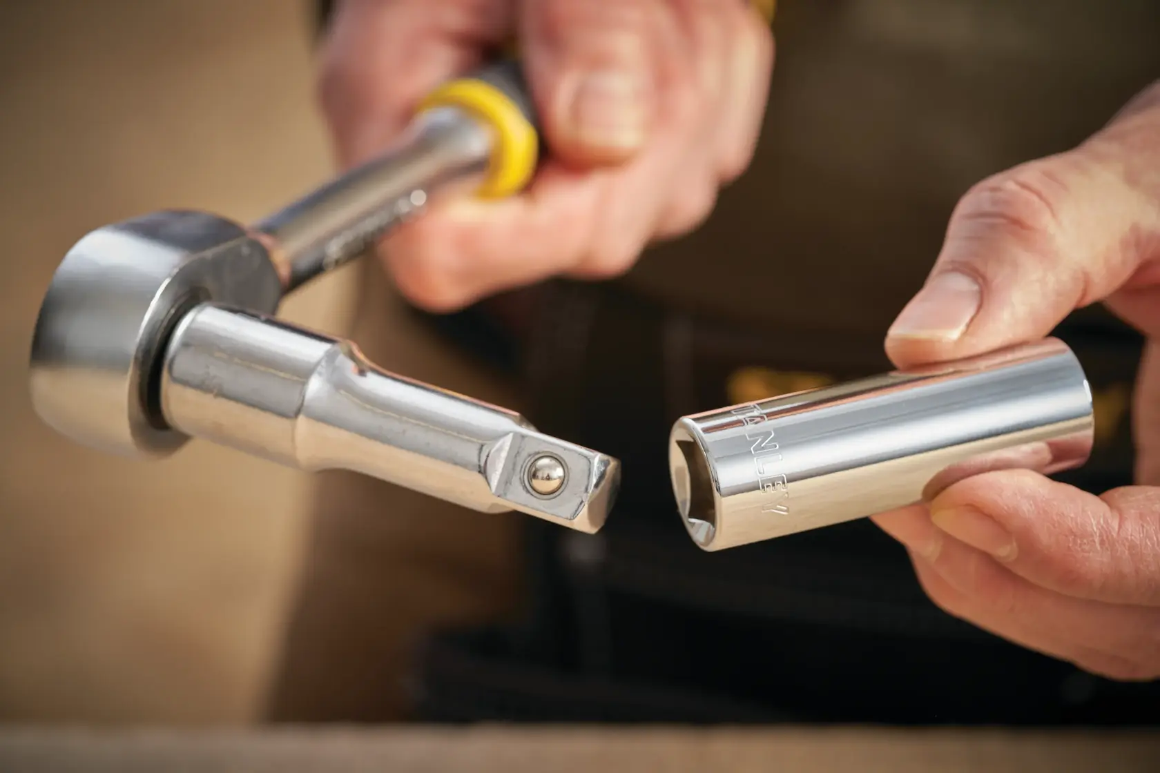 STANLEY STMT88994-0 Steckschlüssel und Chrom-Stecknuss, Nahaufnahme in der Hand mit Werkzeugdetails.