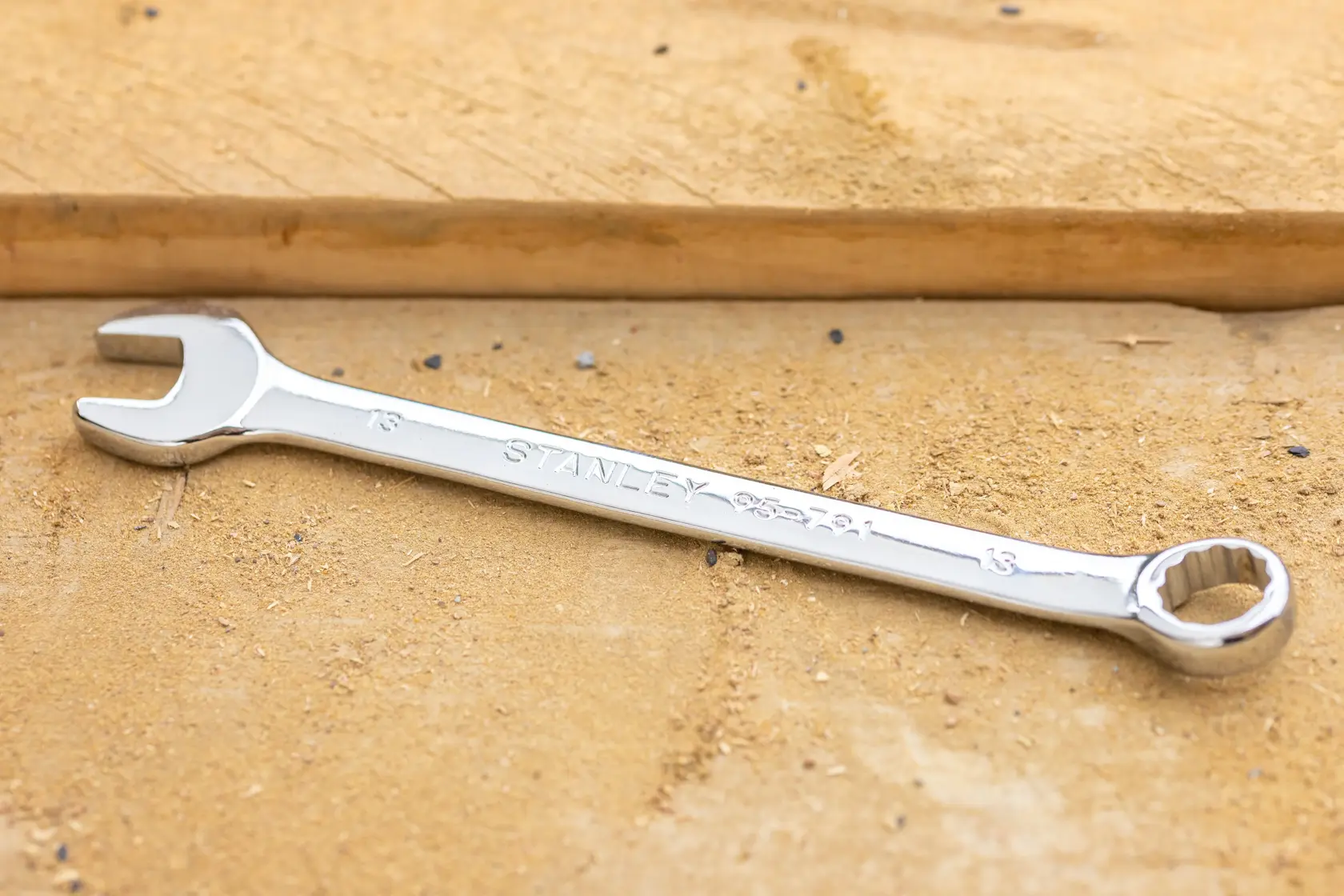 STANLEY STMT95790-0 Kombinationsschlüssel, silbernes Finish, schräge Ansicht, auf Holzfläche.