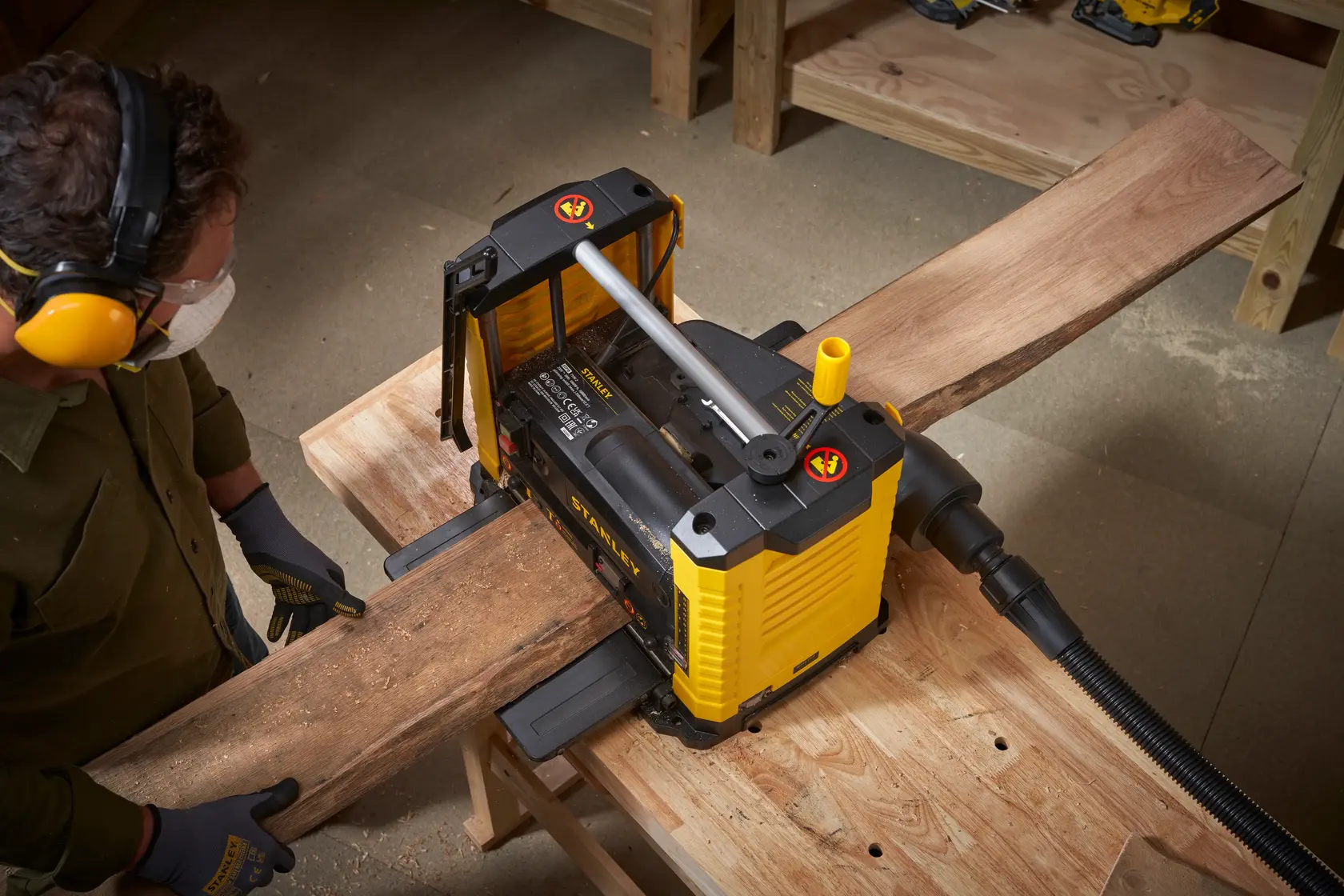 Raboteuse STANLEY dans atelier, bois inséré. SKUs: STP18-B2, STP18-BR, STP18-AR, STP18-QS, STP18-B3, STP18.