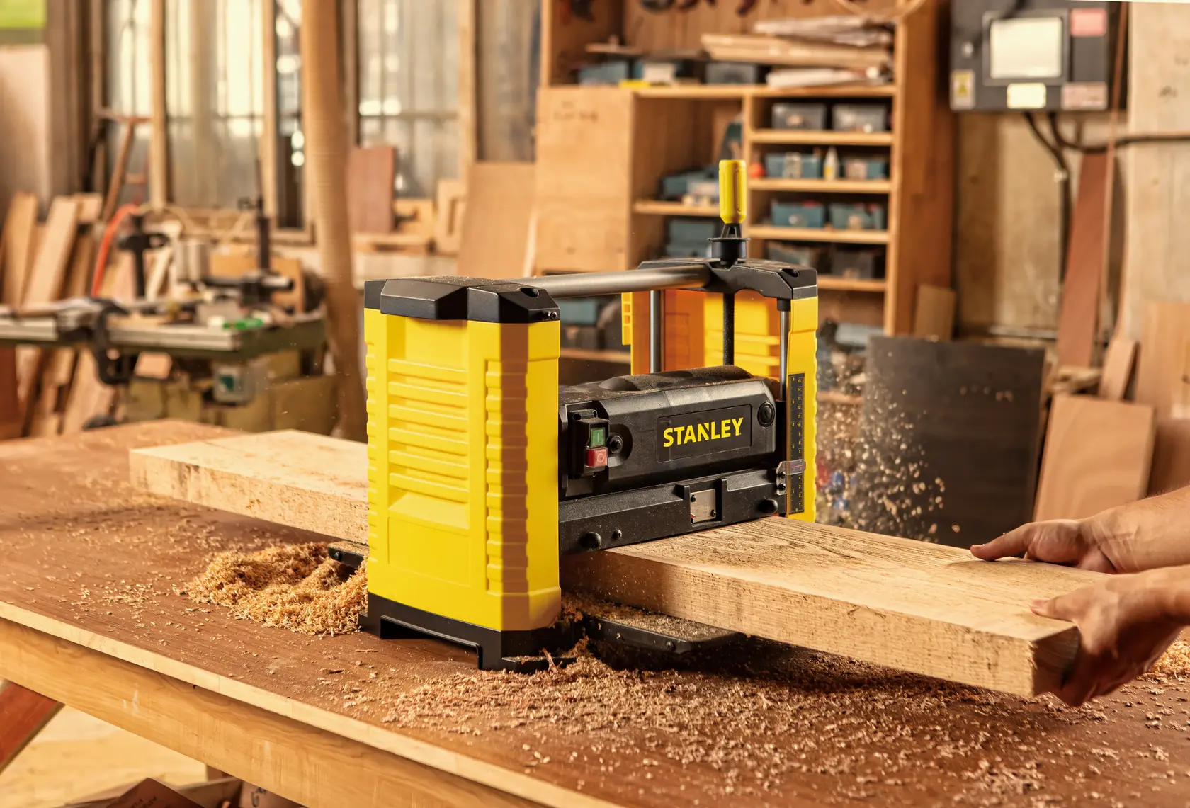 Raboteuse STANLEY STP18-B2, STP18-BR, STP18-AR, STP18-QS, STP18-B3, STP18 sur bois, atelier, vue latérale.